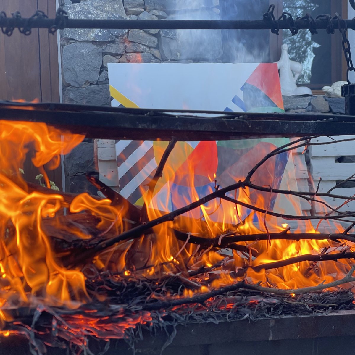 Un cuadro geométrico, detrás del fuego
