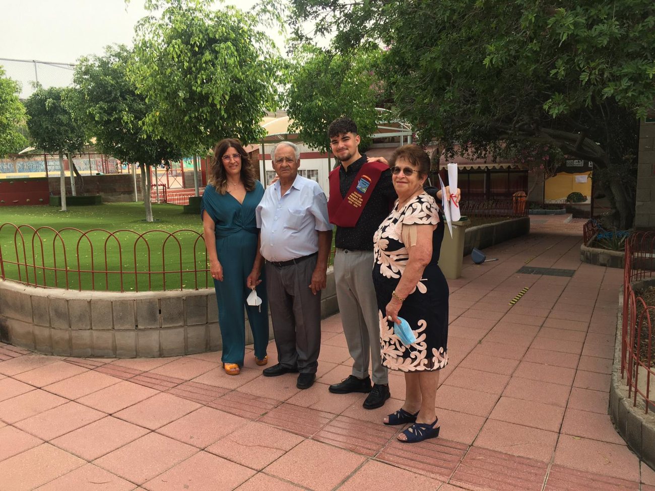 Alejandro con su familia el día de su graduación del Bachillerato en el Colegio Arenas Sur